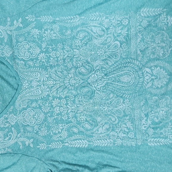 Madison & Berkeley Filigree Vneck Top - Picture 2 of 4